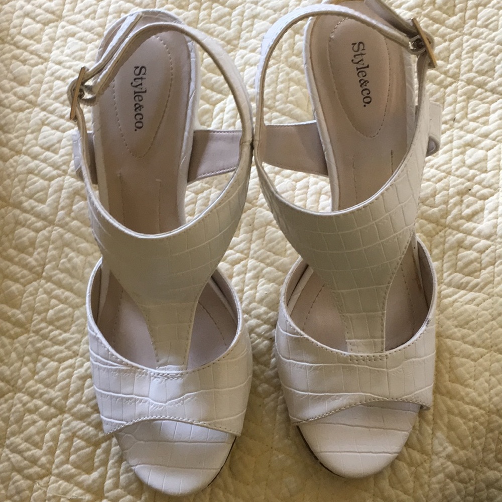 Style & co. White ankle strap sz 7 sandals